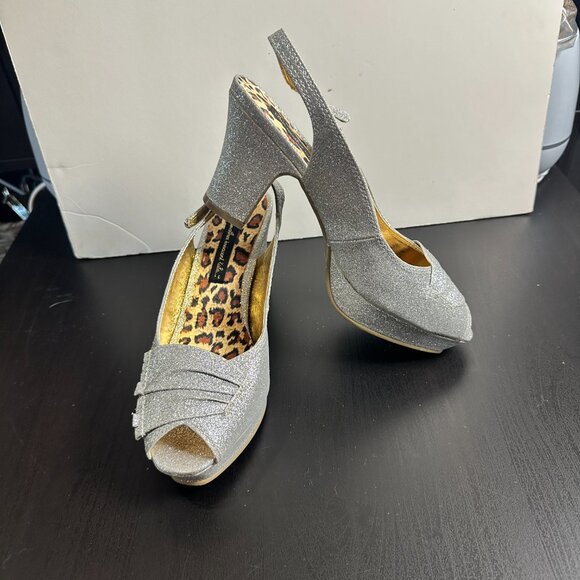 But Another Innocent Tale Sparkly Silver NWOT Platform Heels Size 8 Glitter - Picture 4 of 14